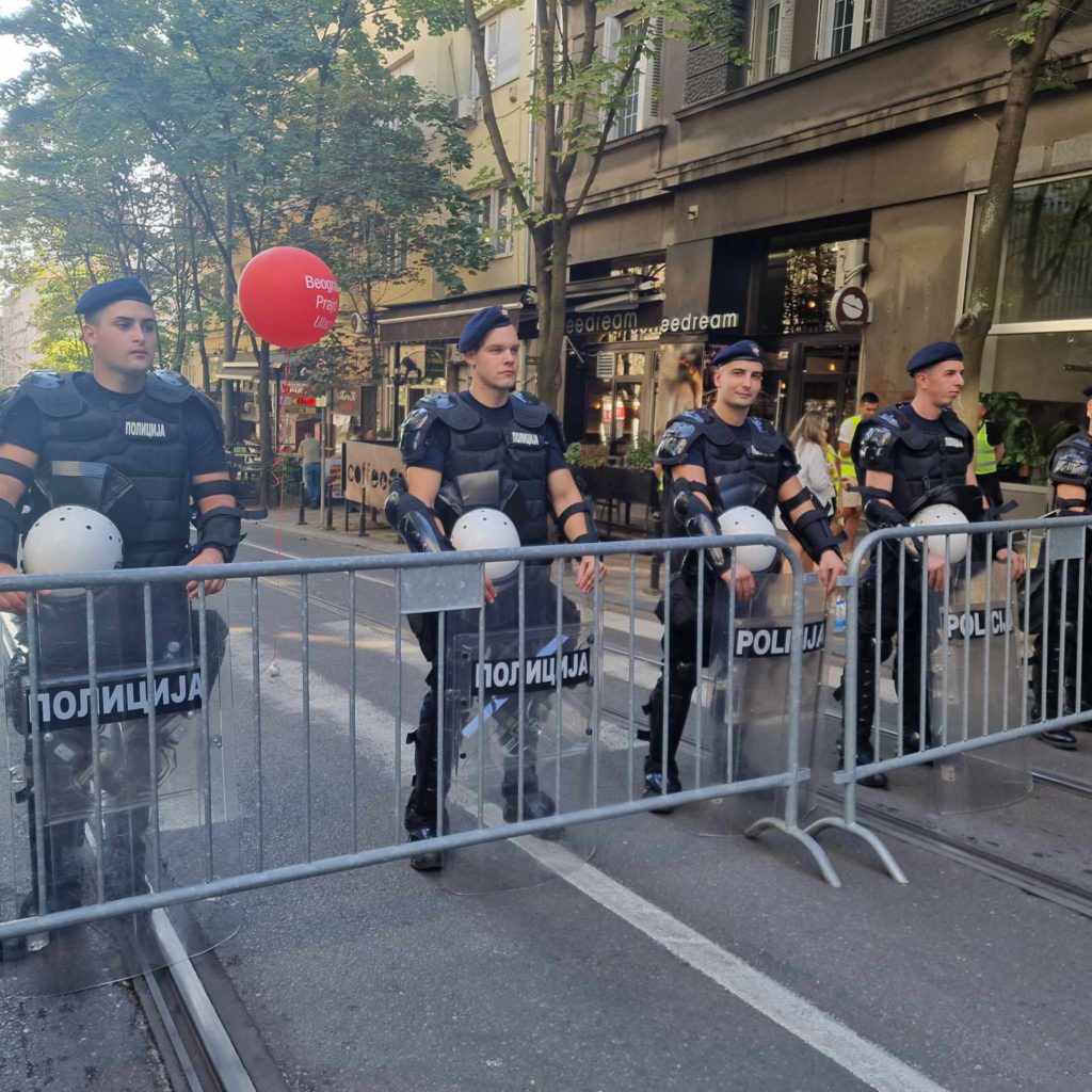 Блокиран Булевар Краља Александра где се одржава протест против Прајда