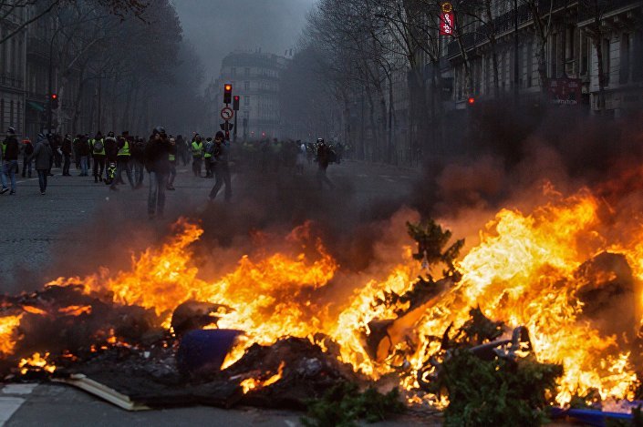 Запаљени аутомобили и напади на полицију: Нереди у француском граду