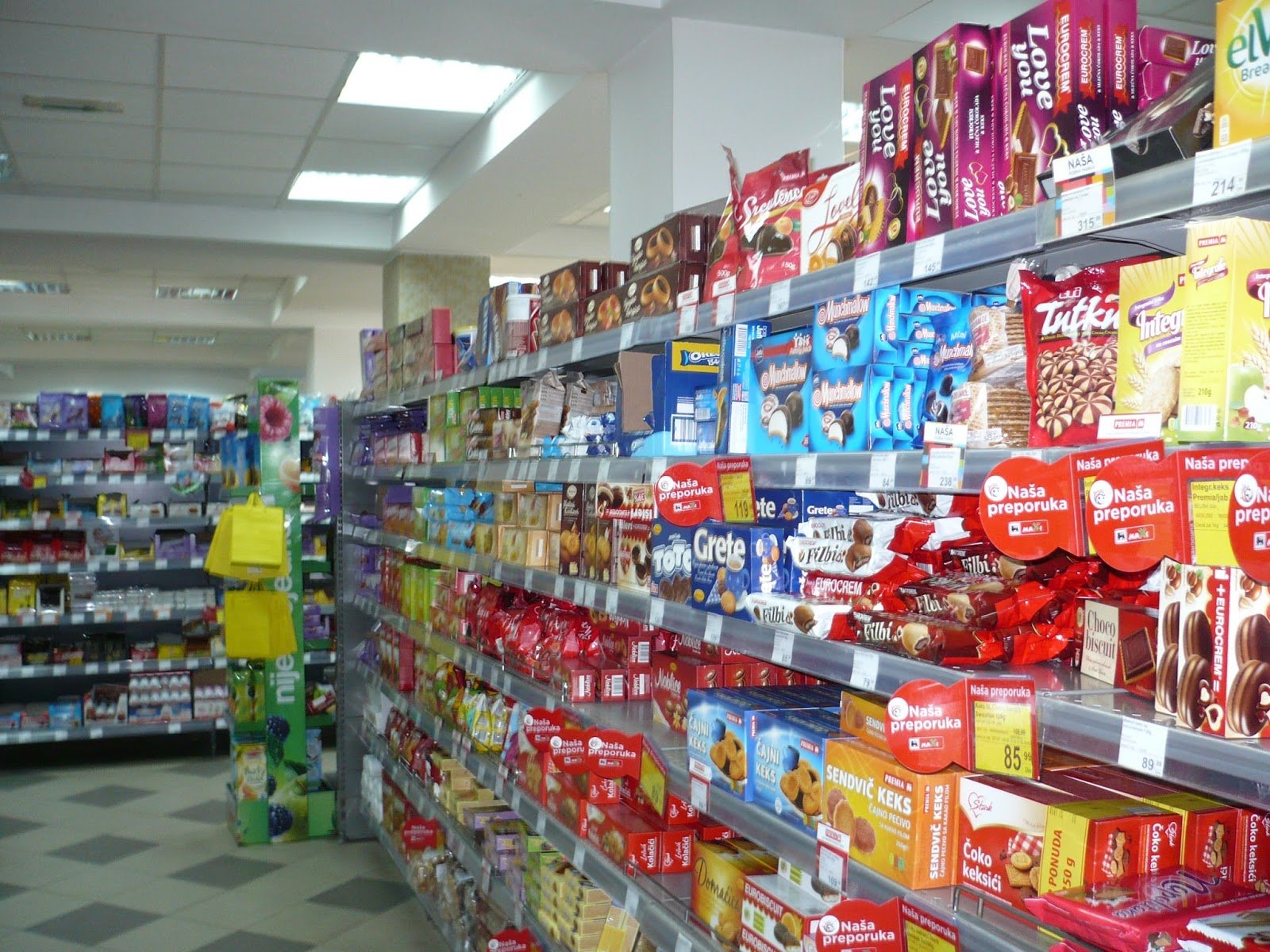 Срамота Црне Горе: Без ковид потврде не може се ни у велике супермаркете!