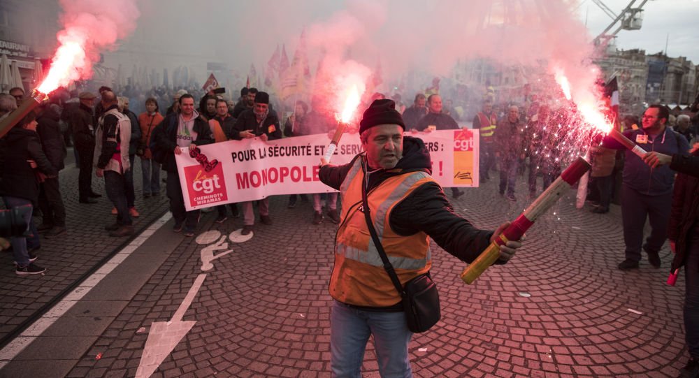 Грађани Париза на улицама због новог Закона о глобалној безбедности
