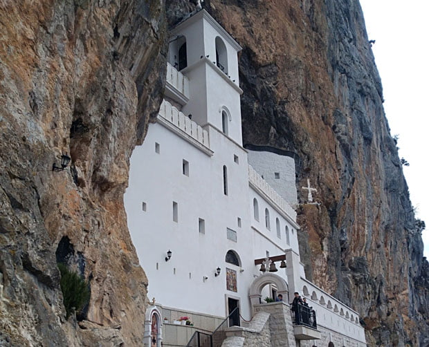 Блокада: Црногорска полиција спречила верникe да оду до манастира Острог