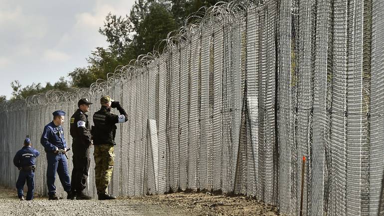 Мигранти гађали мађарске полицајце са српске стране границе