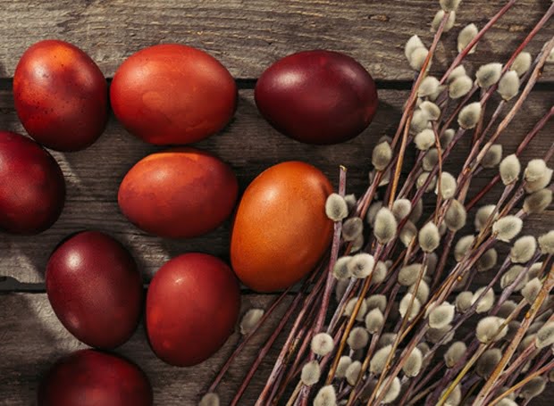 Баке су најбоље знале: Потребни су вам ЧАРАПА и ПЕРШУН - ево како да на традиционалан начин офарбате јаја