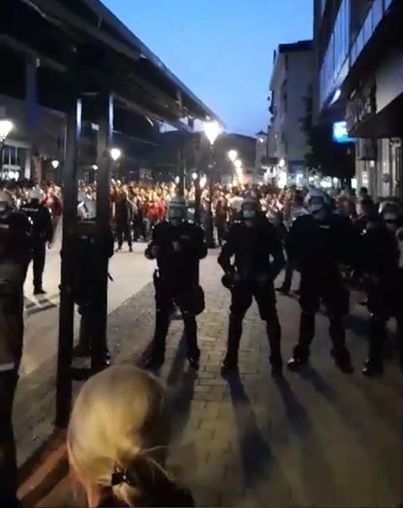 Црна Гора: Сузавац, шок-бомбе - хиљаде људи на улицама градова наспрам полиције