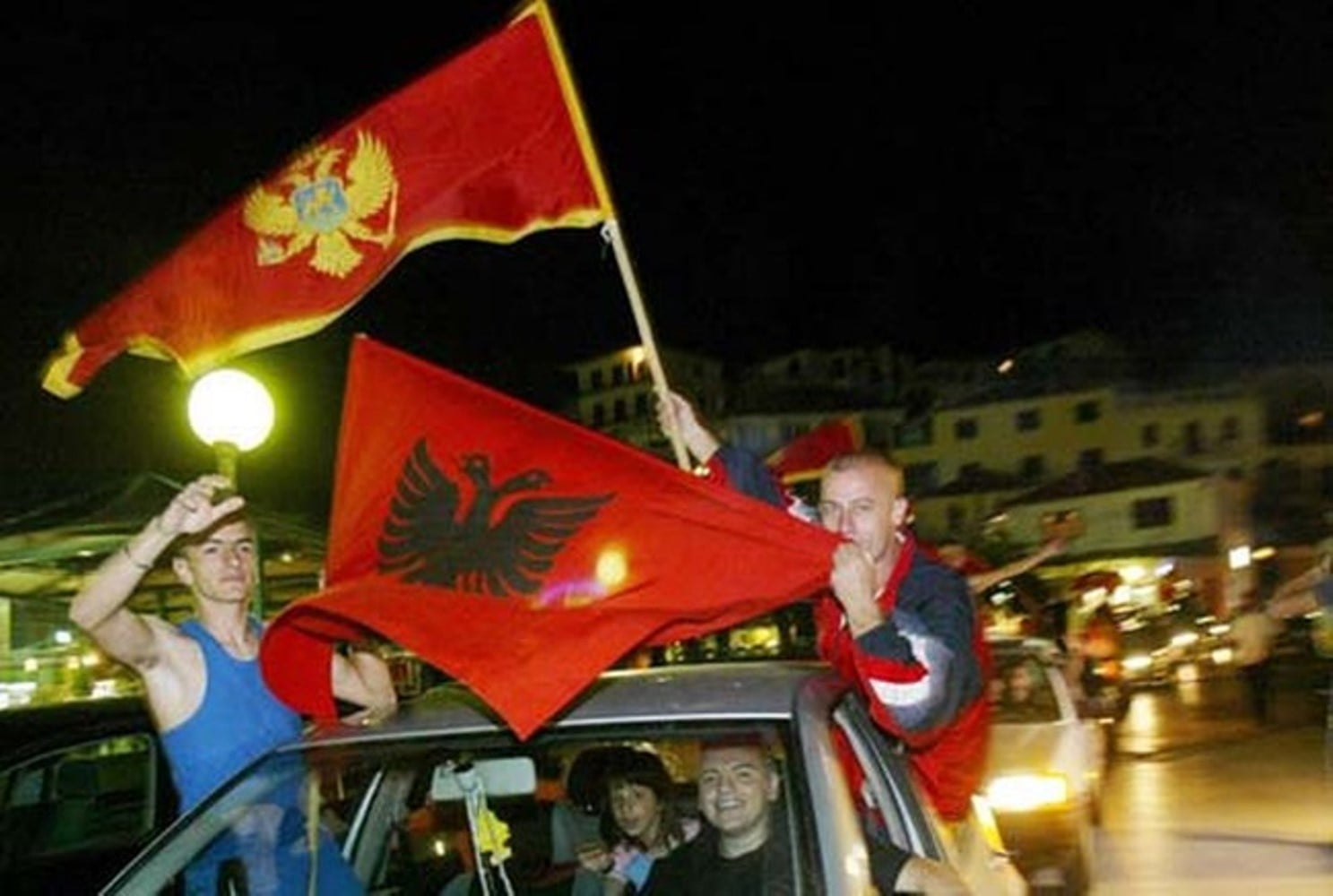 Ник може, Срби не: Везе са Србијом окупација, са Албанијом