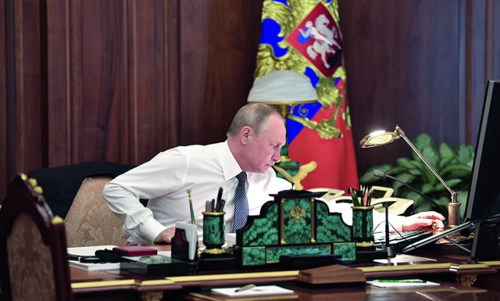 Какву тајну крије мистериозна играчка на Путиновом столу (Видео)