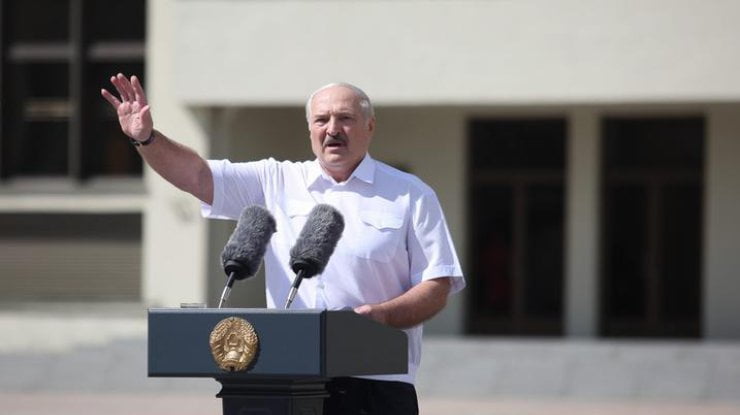 Лукашенко на коленима пред народом: Нећу ни мртав дати Белорусију