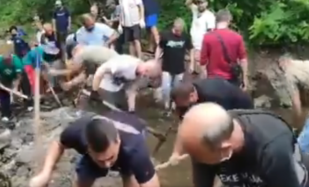 БЕТОН РАЗБИЈАЈУ МАЦОЛАМА: Акција у Ракити - грађани пијуцима уклањају цеви из реке! Полиција легитимисала! (ВИДЕО)