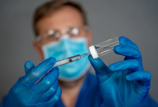 „Верујемо руској науци“: Израел планира куповину руске вакцине против короне