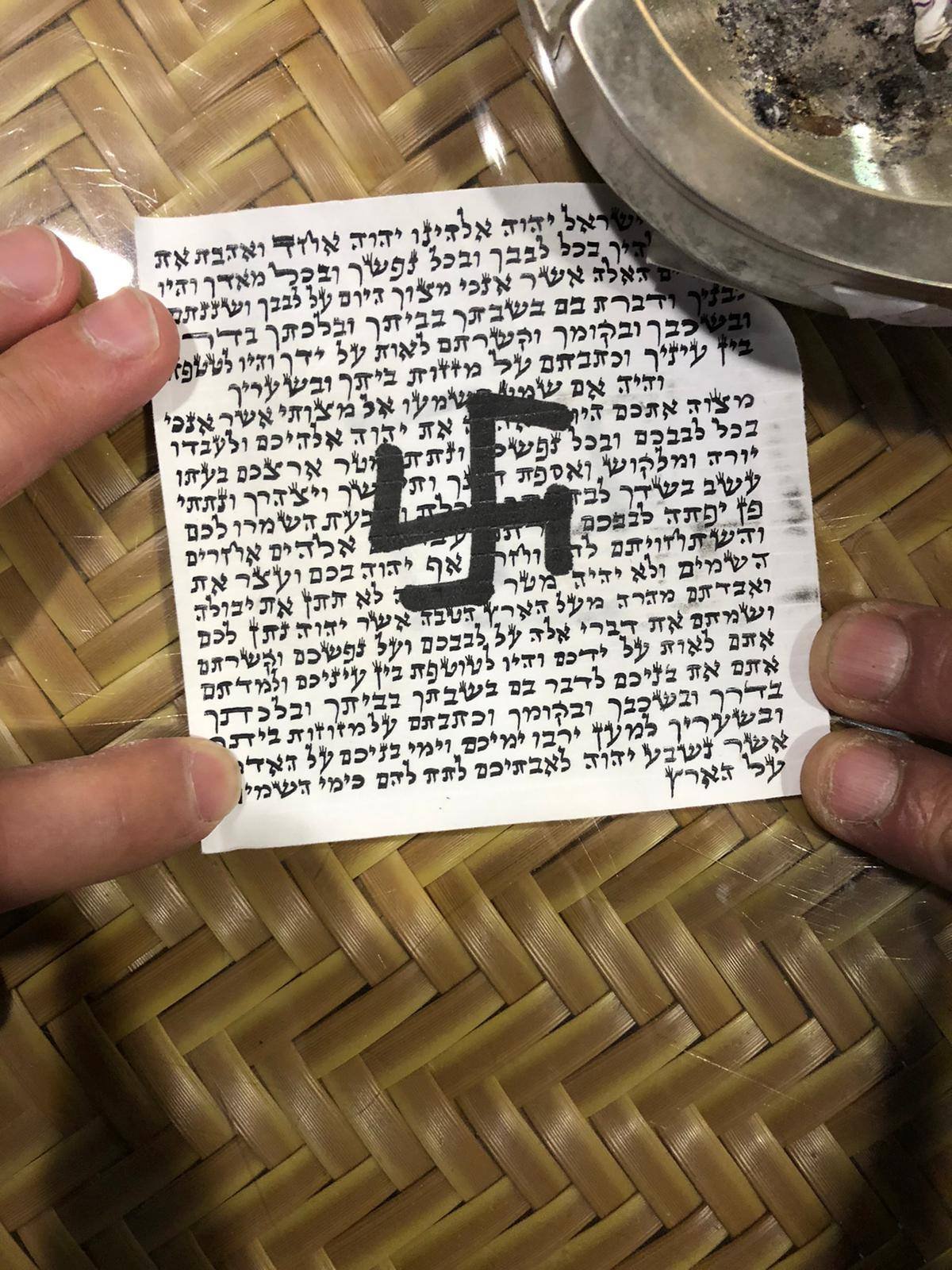Немачки министар осудио графите кукастог крста на украсном пергаменту у синагоги у Берлину