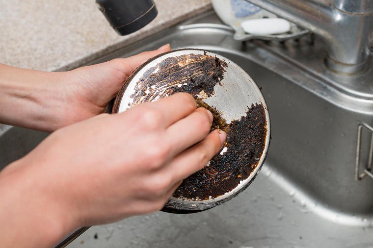 Најбољи трик за чишћење загорелог посуђа: Све ваше муке нестају за тили час!