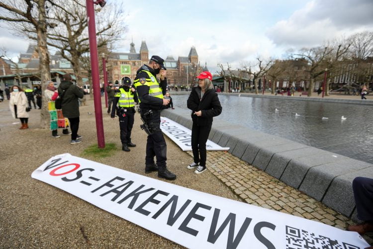 Опет протести и нереди широм Холандије, водени топови у Амстердаму