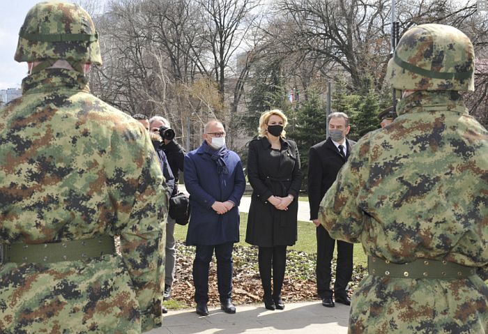 Војни пензионери бесни: Кисићки сметали венци које је неко пре њих поставио на споменик НАТО жртава, па их уклонили (Видео)