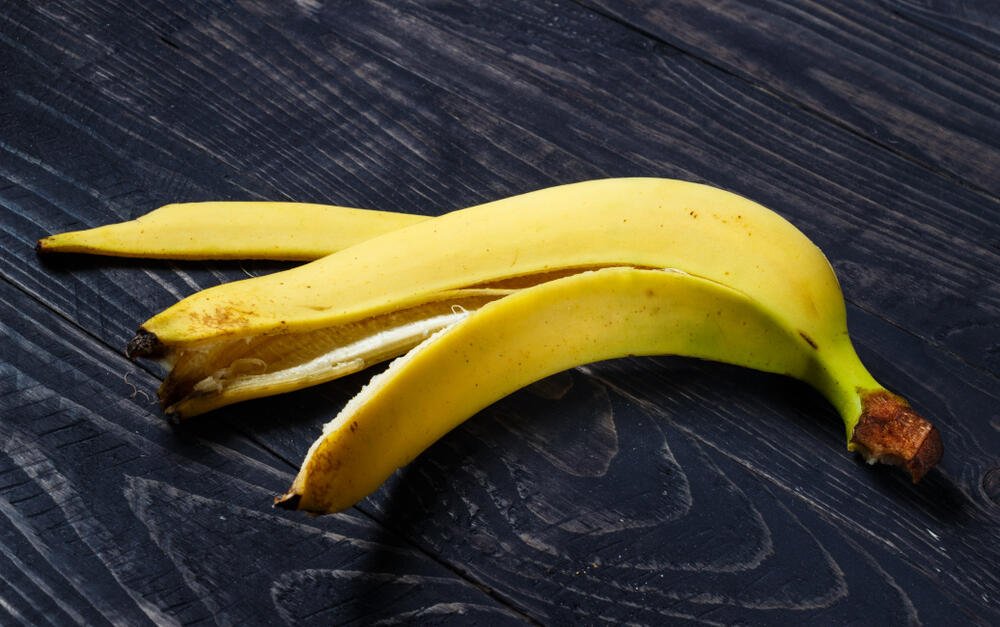 Не бацајте кору од банане: "Брише" боре и уједе инсеката, полира кожне предмете боље од креме и то није све!