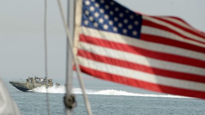 Хици упозорења војног брода САД на пловила Иранске гарде
