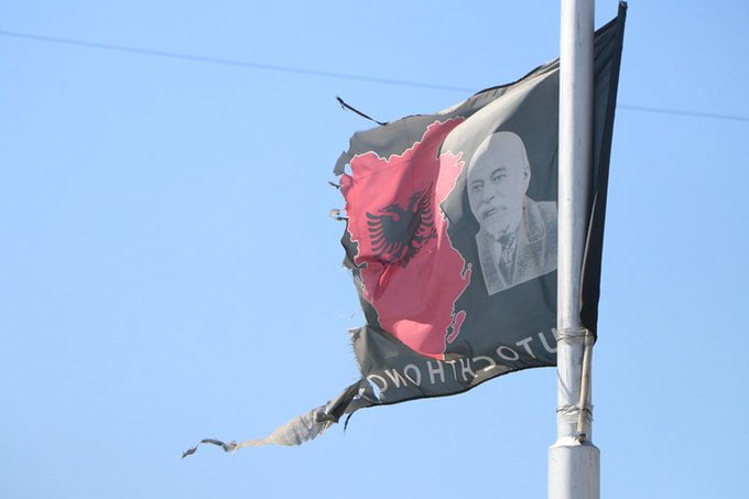 КиМ: Заставе "велике Албаније" постављена на више локација у Косовској Митровици