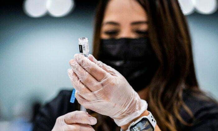 Професор: Вакцинисани људи имају „релевантну улогу“ у ширењу ковида