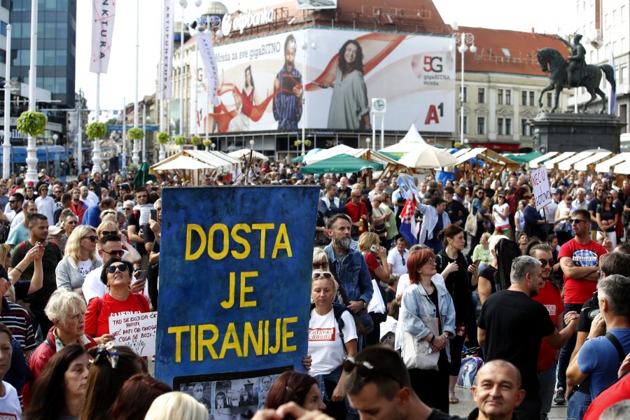 Хрватска: Око 15.000 људи на масовном протесту против ковид пропусница у Загребу, демонстранти носили транспаренте „Доста је тираније“