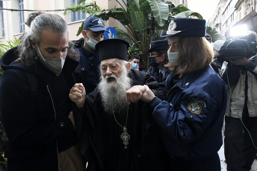 У Атини приведен православни свештеник, папу назвао јеретиком