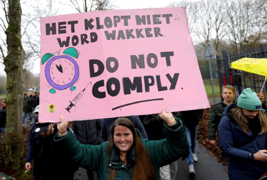 Хиљаде Холанђана протестовало у Утрехту против ограничења уведених због ковида