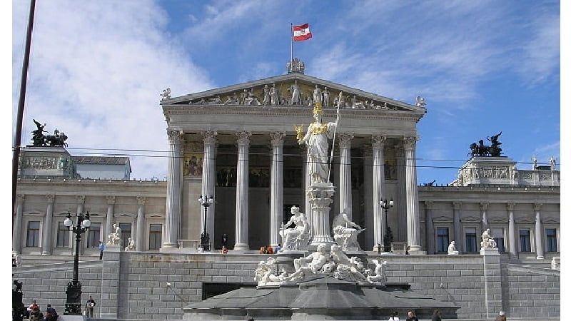 Политички хаос у Аустрији: После канцелара, и министар финансија најавио оставку
