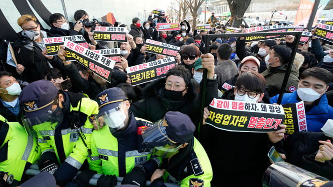 У Сеулу протест предузетника због пооштравања мера против ширења корона вируса
