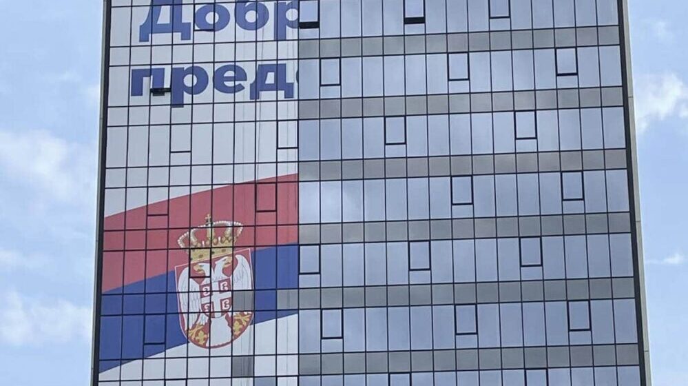 Пред долазак Вучића у Ниш на највишем хотелу се већ два дана поставља његов гигантски билборд
