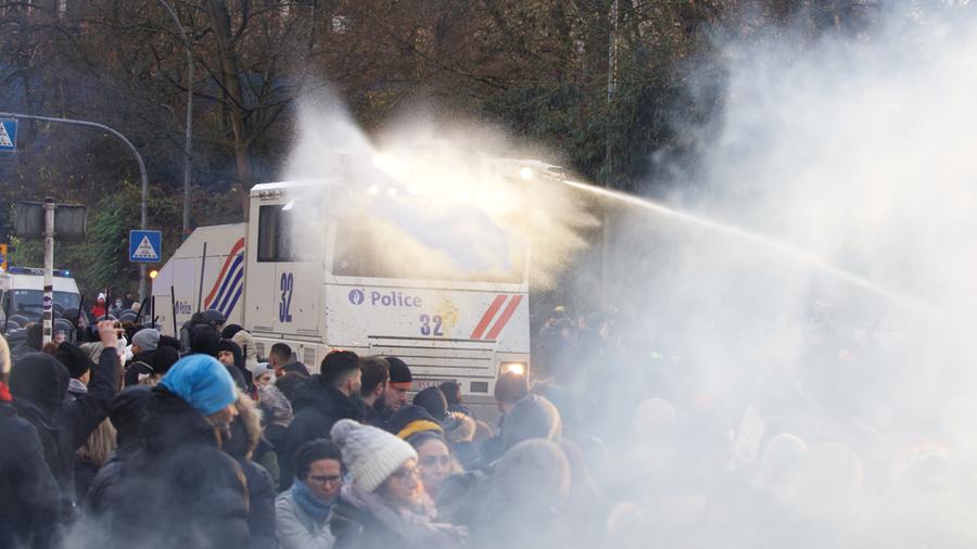 Луксембург: Протест против увoђења обавезних ковид пропусница, демонстранти узвикивали „Слобода“, полиција која је обезбеђивала протест растерала скуп воденим топовима и привела неколико демонстраната