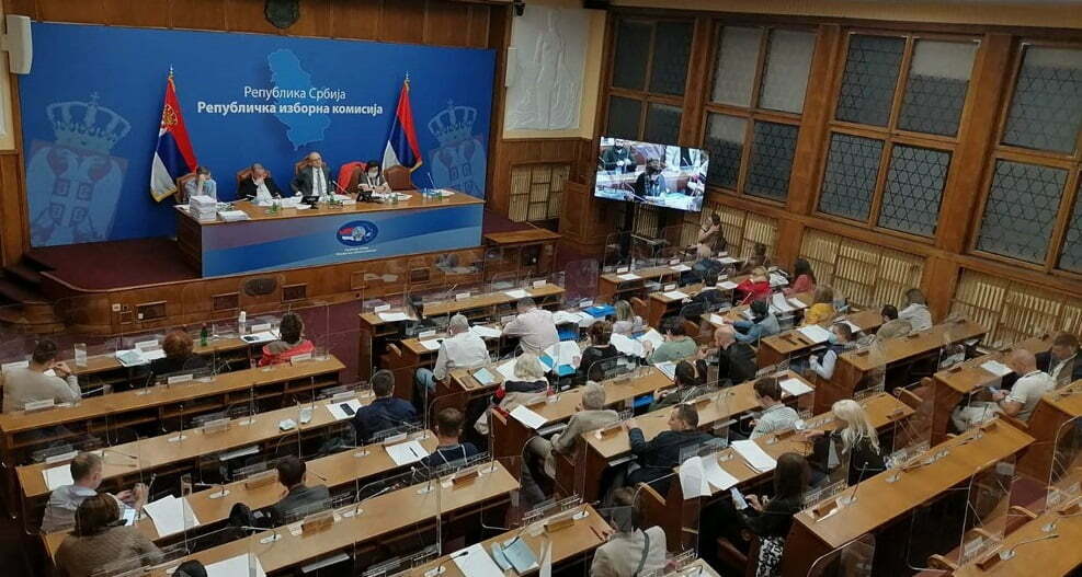 ПОКС, СРС, Тадићеви гласали уз власт на РИК-у у вези са референдумом. ДЈБ и Заветници једини против