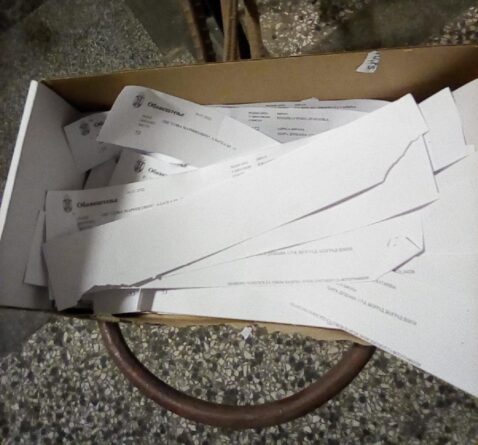 У Земуну позиви за гласање на референдуму бачени у картонску кутију