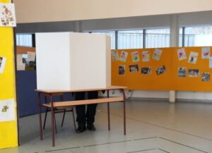 Шок снимак из Краљева: Председник изборне комисије гласа уместо бирача
