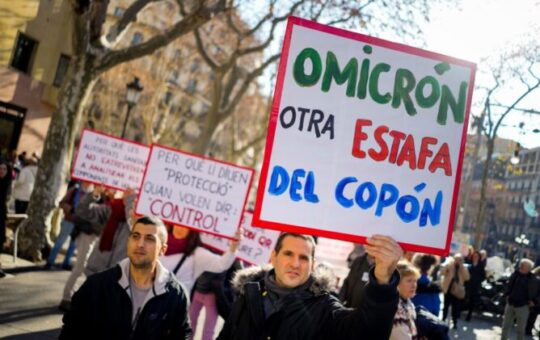Демонстранти у Барселони: „То није пандемија, то је диктатура“