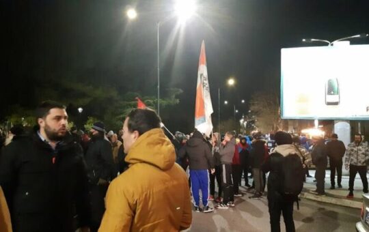 Протест испред РТЦГ, скандирају „Узео си паре, Дритане“, Абазовић демантовао да ће ићи са ДПС-ом