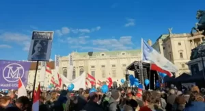 Демонстранти против корона мера у Бечу истакли и ХИТЛЕРОВУ СЛИКУ (ВИДЕО)