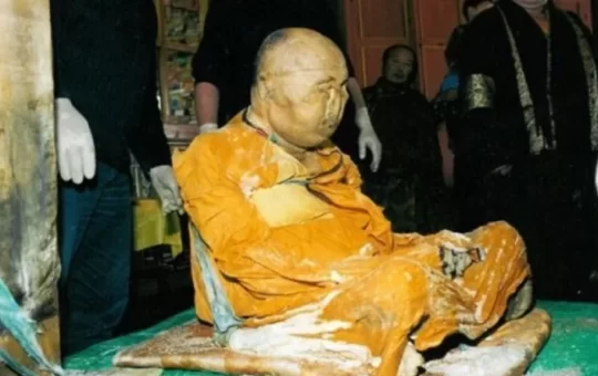 МИСТЕРИЈА ЗА КОЈУ НИКО НЕМА ОБЈАШЊЕЊЕ Будистички монах умро 1927, а још увек жив!