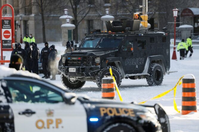 1645197522-2022-02-18T134052Z_1558420072_RC2DMS967RF0_RTRMADP_3_HEALTH-CORONAVIRUS-CANADA-TRUCKING-900x600