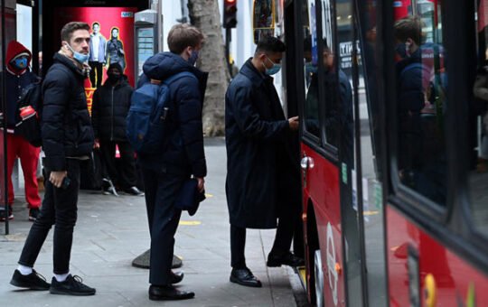 Лондон укида обавезно ношење маски и у јавном превозу