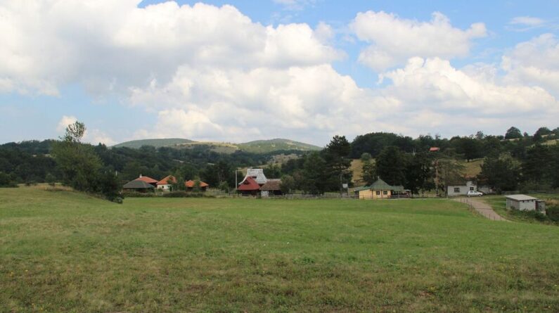 Suvobor_-_zapadna_Srbija_-_mesto_Ravna_Gora_-_Kompleks_na_Ravnoj_Gori_1-e1645294645954-1000x560