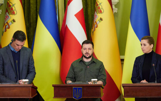 Премијери Данске и Шпаније обећали још оружја Украјини