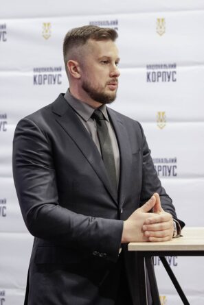 800px-Андрій_Білецький_на_другому_з'їзді_партії_Національний_Корпус_14.10.2017_(2)