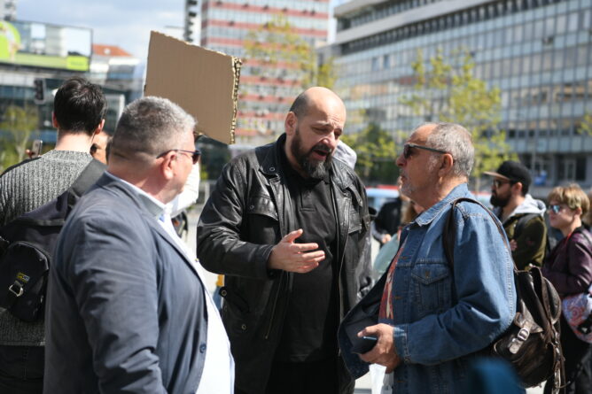 Protest antiruski na Trgu republike