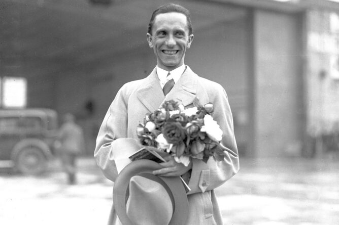1280px-Goebbels_19341