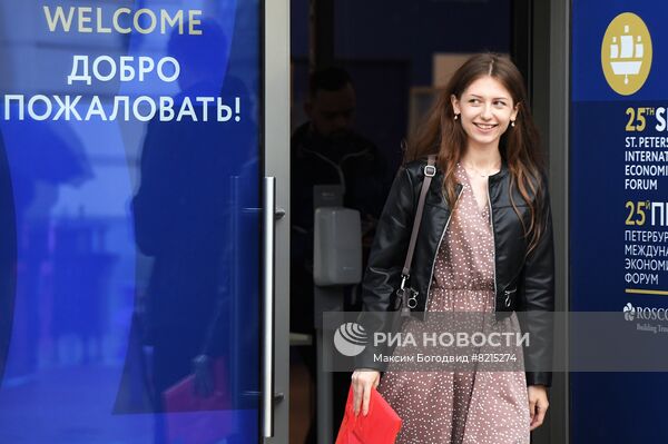 Улаз у петербуршки форум, аутор фотографије Максим Богодвид, РИА Новости