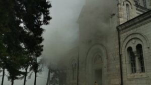 ЧУДОТВОРАЦ ЈАЧИ ОД ВАТРЕ! Пожар захватио храм, а икона Светог Василија остала неоштећена