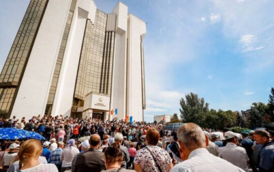 „Нећемо напустити улице. Протести се настављају испред председничке палате у Кишињеву