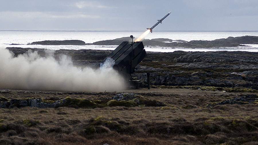 Een-amraam-raket-verlaat-de-canister-van-de-lanceerinrichting