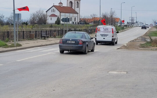 Истицање застава Албаније покрај српских кућа у Клокоту још један вид застрашивања