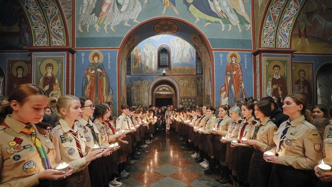 677z381_ukrajina-bozic-devojke-epa-efe-SERGEY-DOLZHENKO