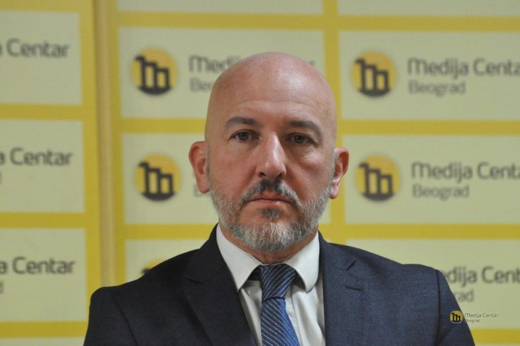 помогне