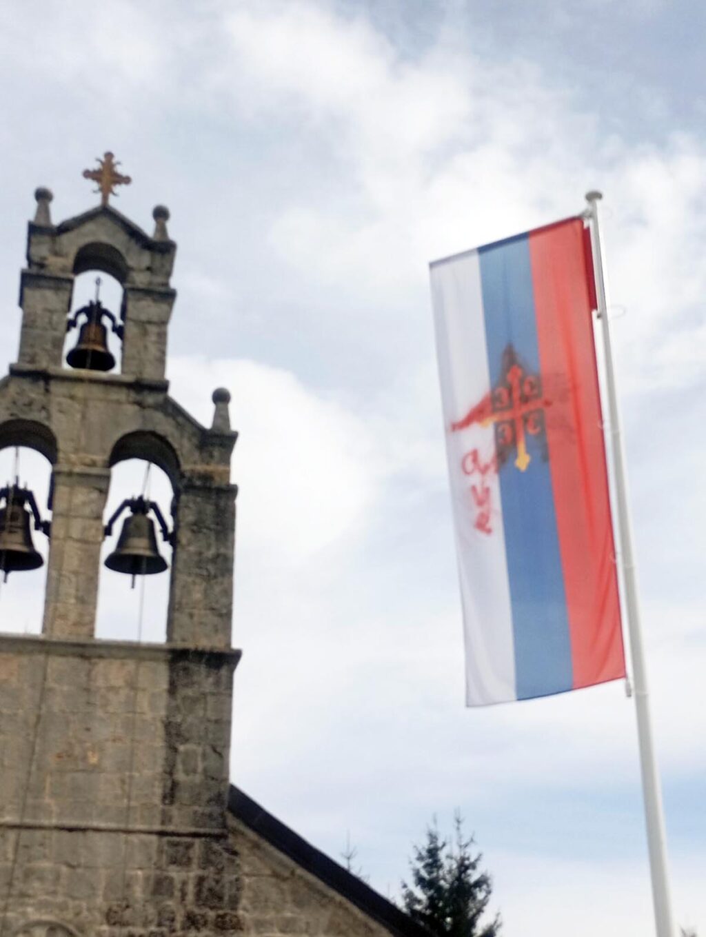 Скандалозно скрнављење у порти храма у Мојковцу